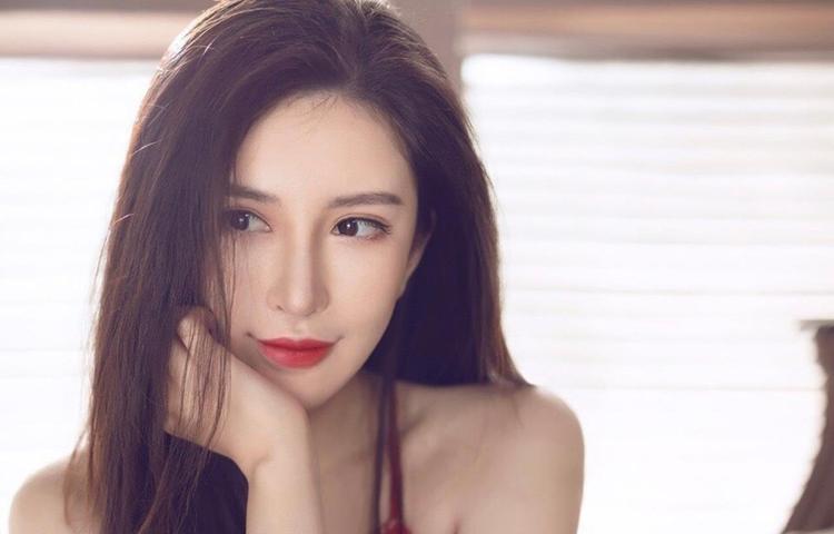 均匀涂抹精华液